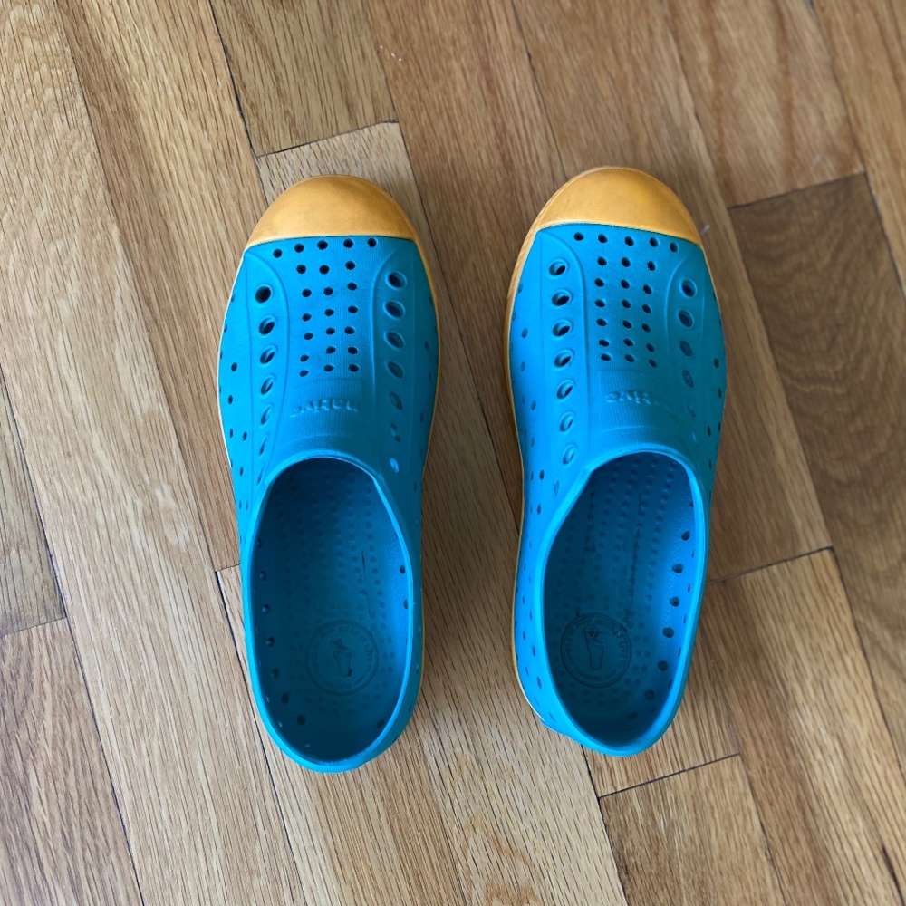 Native Jefferson water shoes, size 13
